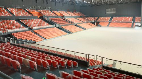 场馆座椅的“骨骼”之谜：吹塑 vs 注塑，为何征途座椅选择气辅注塑？​